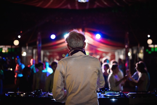 Een DJ op je trouw? 5 tips voor een knallend dansfeest!