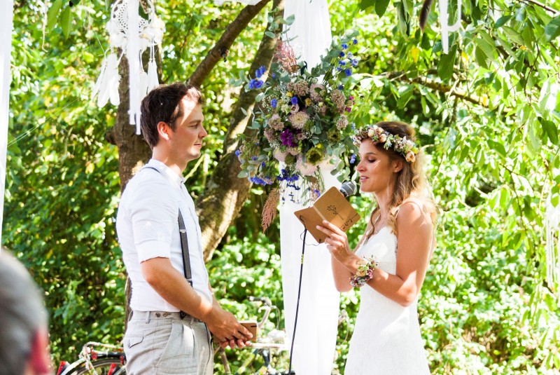 REAL WEDDING Bloemen, bijen en kamperen: het nostalgische trouwfeest van Thais en Jan!