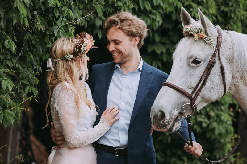 Een styled shoot met Living Coral als themakleur, een paard en héél veel bloemen!