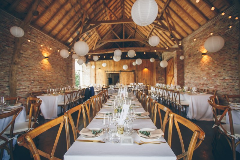 Een 'barn wedding' met goud & greenery: dit trouwfeest van Ellen en Bert is de ultieme inspiratie!